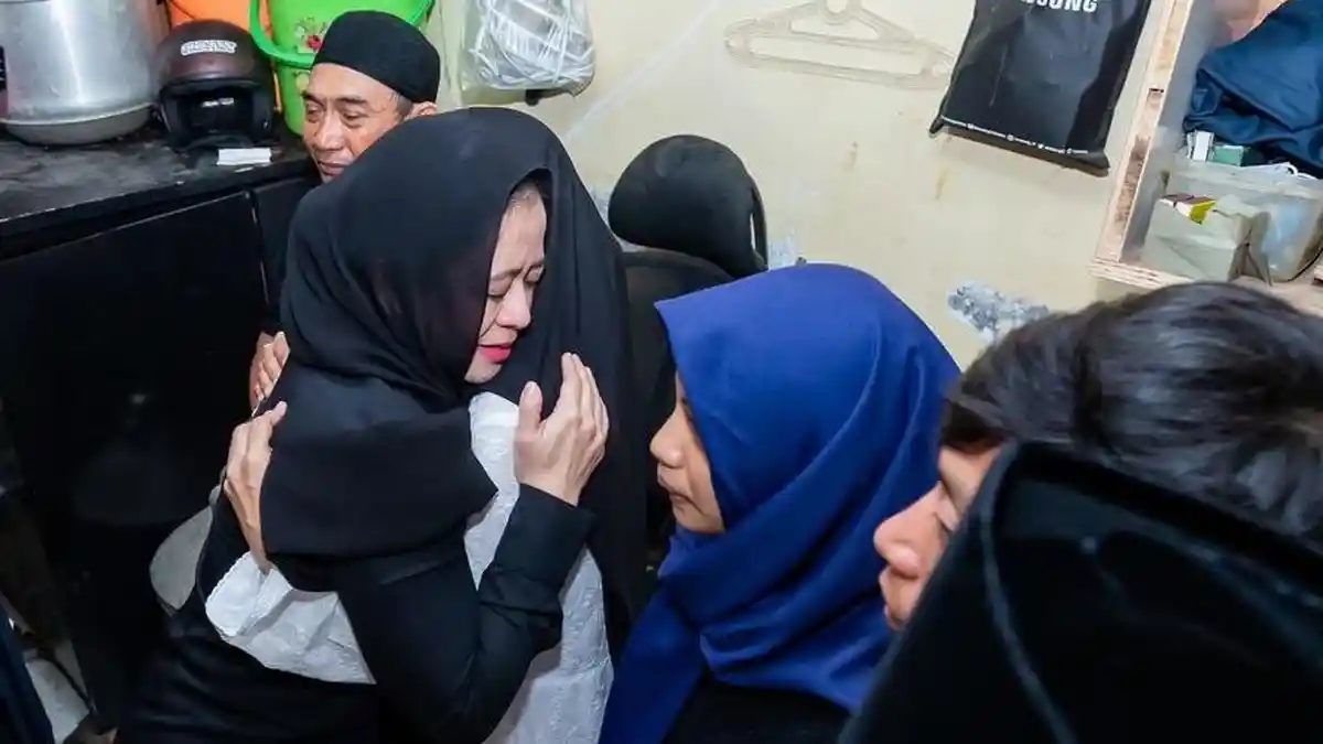 Puan Maharani Takziah ke Rumah Affan Kurniawan, Peluk Ibu Korban Sambil Menangis