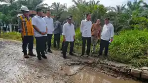 Jokowi-tinjau-jalan-rusak-di-Labura.jpg