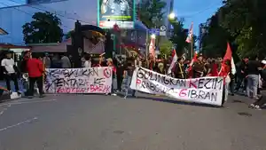 Puluhan-mahasiswa-dari-organisasi-berunjuk-rasa.jpg
