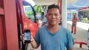 Sopir-trukmenunjukkan-QR-Code-dari-ponselsaat-membeli-solar-subsidi-di.jpg