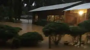 dampak-banjir-di-tenggulun.jpg