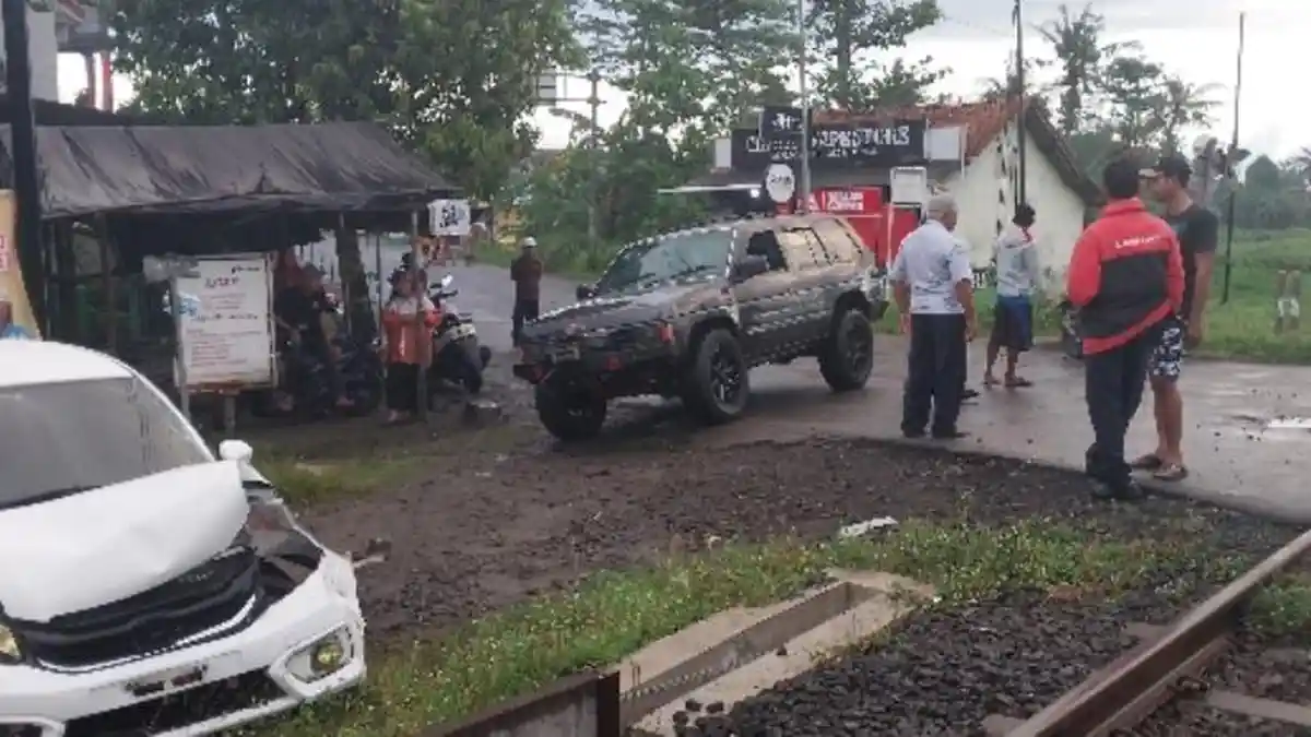 BREAKING NEWS: Mobil Terobos Palang Perlintasan Tertabrak Kereta Angkutan Semen di Cilacap