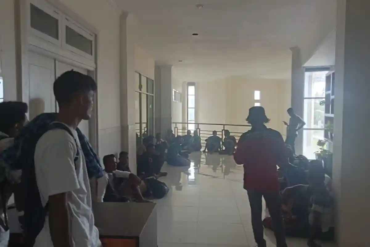 Warga Desa Cio Morotai Datangi Kantor Bupati Minta Lunasi Lahan yang Digusur