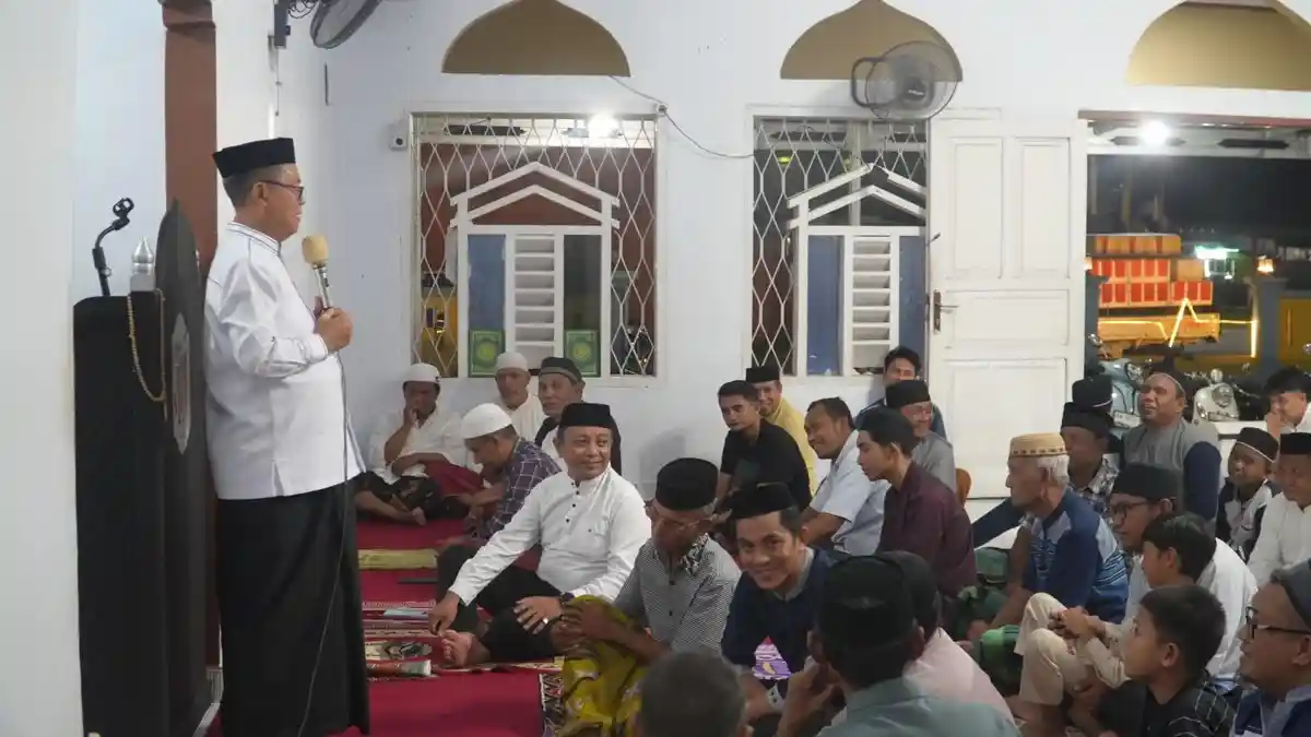 Bupati Gorontalo Utara Thariq Modanggu Serahkan Bantuan saat Safari Ramadan di Masjid At Taqwa