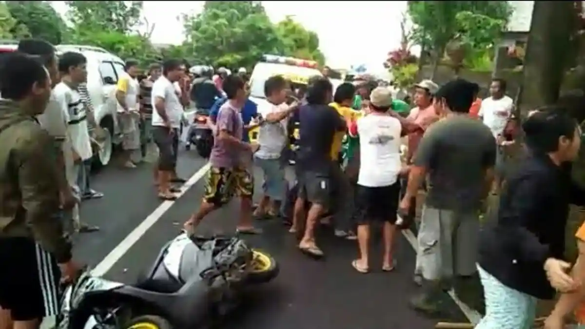 HEBOH! Tawuran Rombongan Pengiring Mobil Pengantar Jenazah dengan Warga