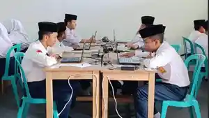 Siswa-SMP-Tarbiyatul-Fallah-Kota-Blitar-sedang-mengikuti.jpg
