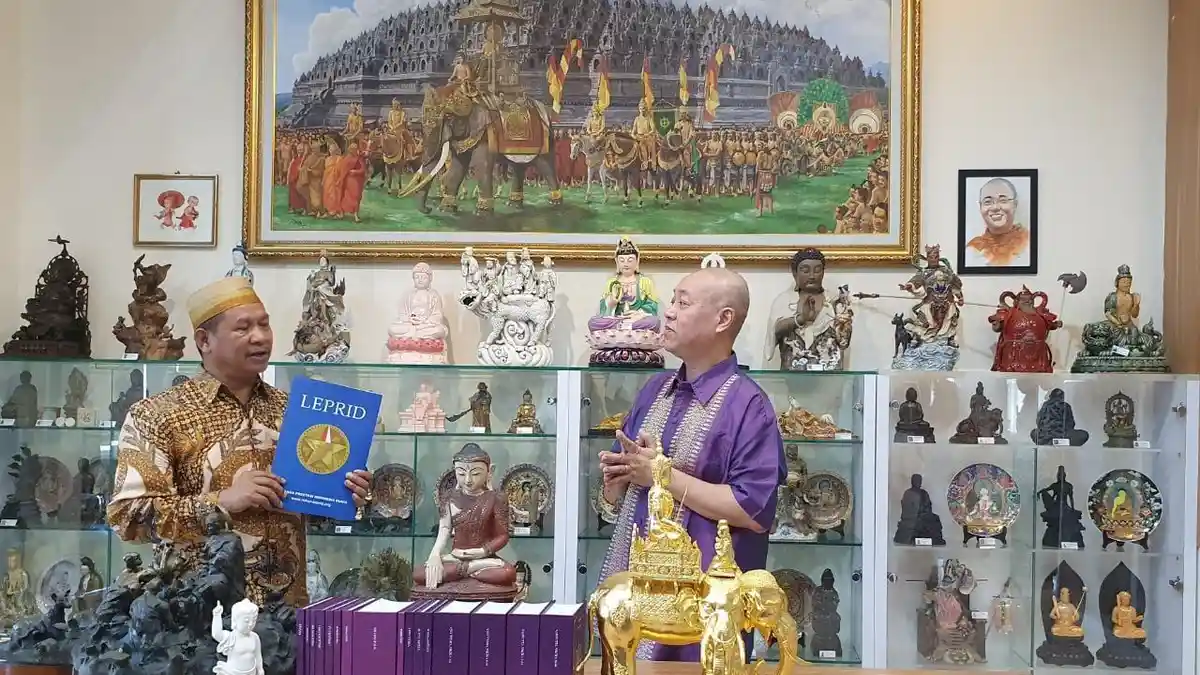 Handaka Raih Rekor Leprid, Terjemahkan Tipitaka Bahasa Pali ke Indonesia Pertama dan Terbanyak