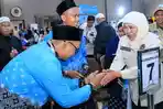 Gubernur-Khofifah-menyambut-kepulangan-jemaah-haji-Kloter-I-Debarkasi-Surabaya.jpg