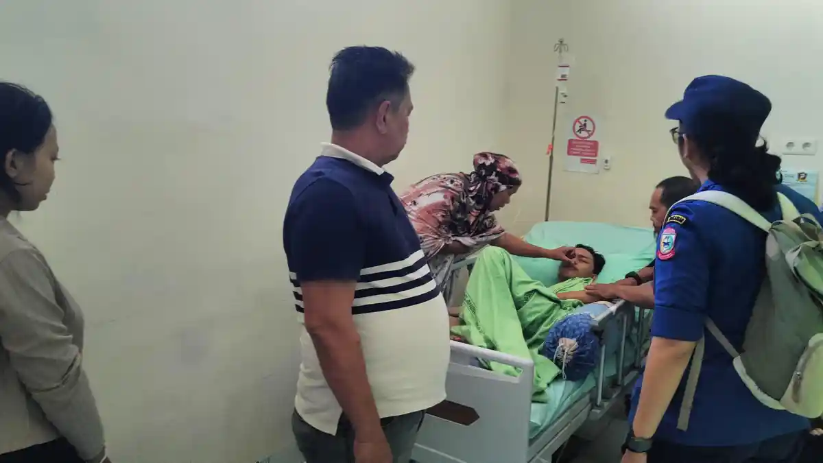 Tim Damkarmat Makassar Jenguk Korban Kecelakaan Penabrak Armada Damkar