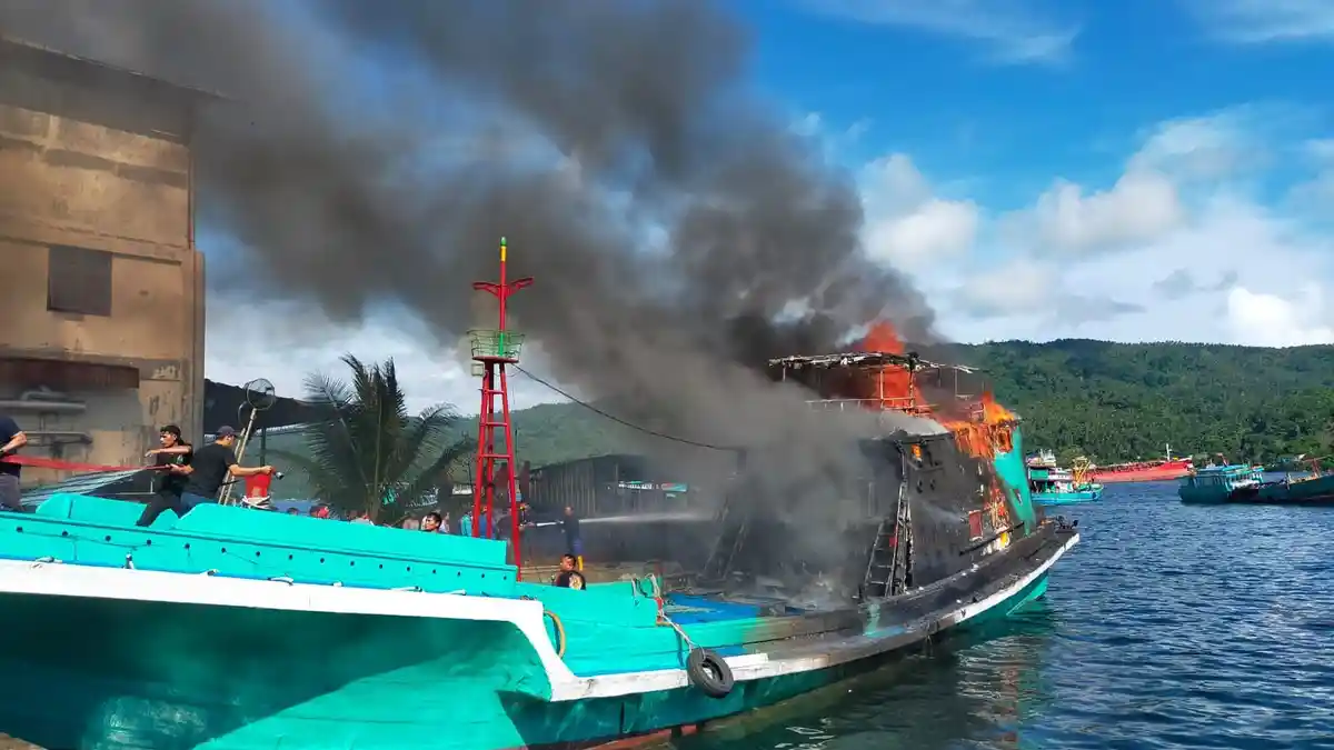 BREAKING NEWS, Kapal Ikan di Bitung Sulawesi Utara Terbakar