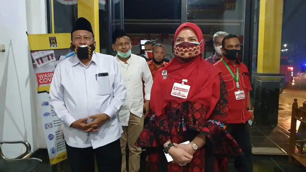 Bunda Eva Dwiana Daftar di KPU Bandar Lampung Pada Hari Pertama Pembukaan Pilkada
