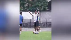 Leo-Tupamahu-saat-melatih-Persiba-Bpp.jpg