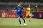 penyerang-persib-bandung-kippersluis-makin-percaya-diri-setelah-cetak-gol-lawan-kalteng-putra.jpg