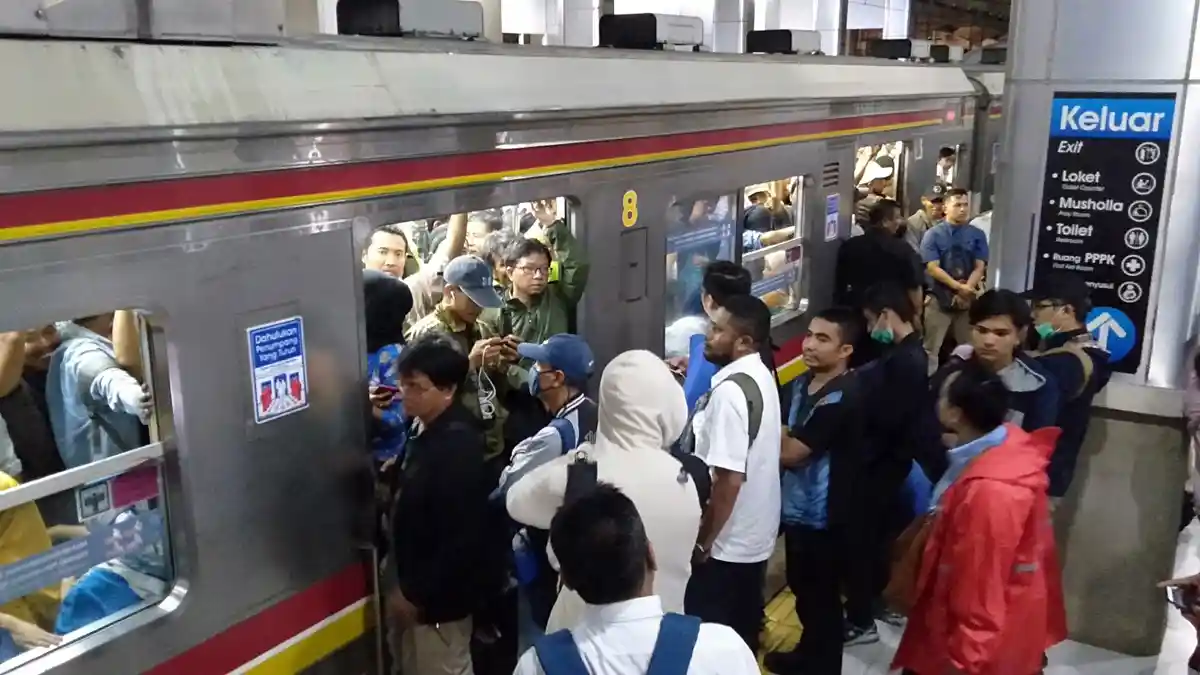 Mulai 16 April 2020 KRL Hanya Beroperasi Sampai Pukul 18.00 WIB