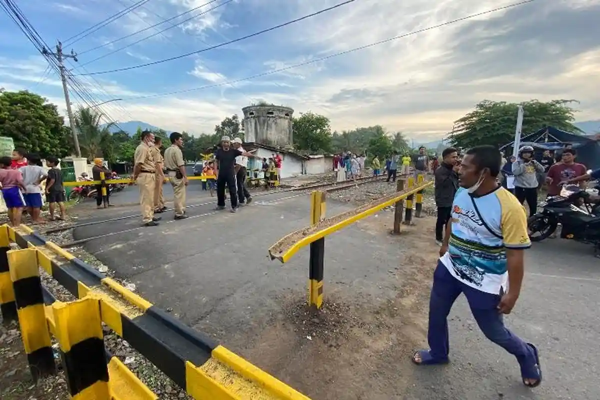 Perlintasan Rel Kereta Wisata di Ambarawa Ditutup Permanen, Warga Ngamuk: Bongkar, Bongkar