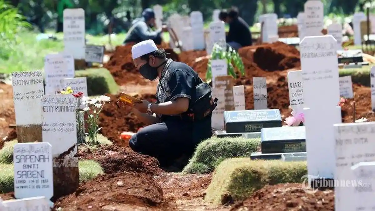 Dilarang Menduduki Kuburan, Begini Tata Cara dan Doa Ziarah Kubur yang Diajarkan Rasulullah