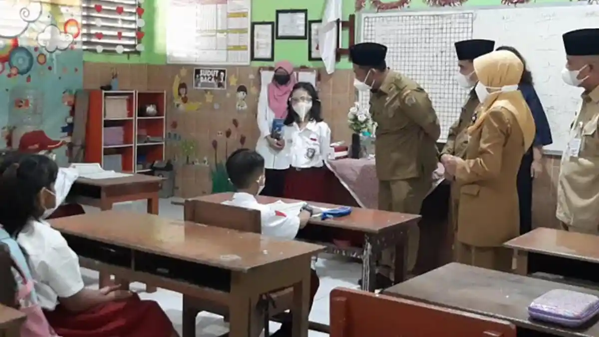 Suasana PTM di Gresik, Siswa SD Bergantian Masuk Sekolah, Sehari Hanya Tiga Kelas