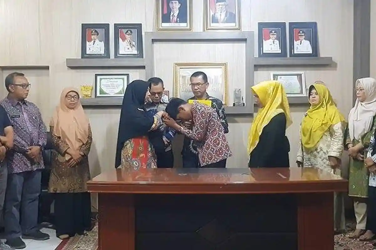 Viral Video Guru Dibentak Murid SD hingga Tendang Pintu, Berakhir Guru yang Minta Maaf