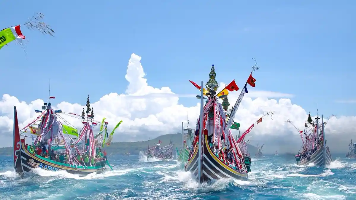 Ribuan Orang Padati Ritual Petik Laut Muncar ‎Banyuwangi