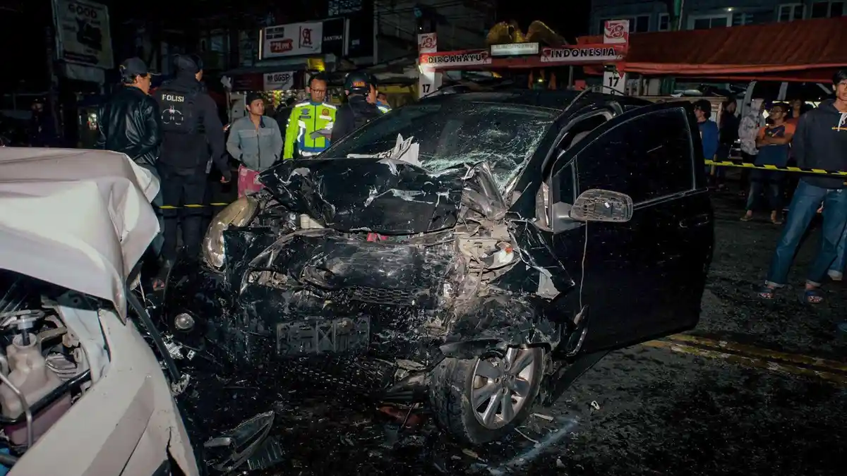 Kecelakaan Beruntun di Bandung Dini Hari Tadi, Empat Mobil Terlibat Tabrakan, Avanza Ringsek