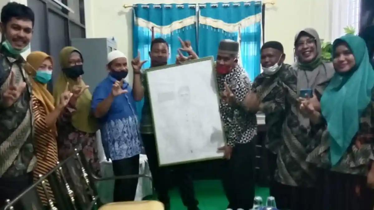 Penyandang Disabilitas SLB YTC Kutablang Lukis Wajah Tamu yang Datang