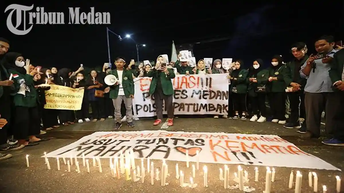 Berita Foto: Pertanyakan Kasus Kematian Mahira, Puluhan Mahasiswa USU Bakar Lilin di Polda Sumut - 09062023_AKSI-SOLIDARITAS_ABDAN-SYAKURO-12.jpg