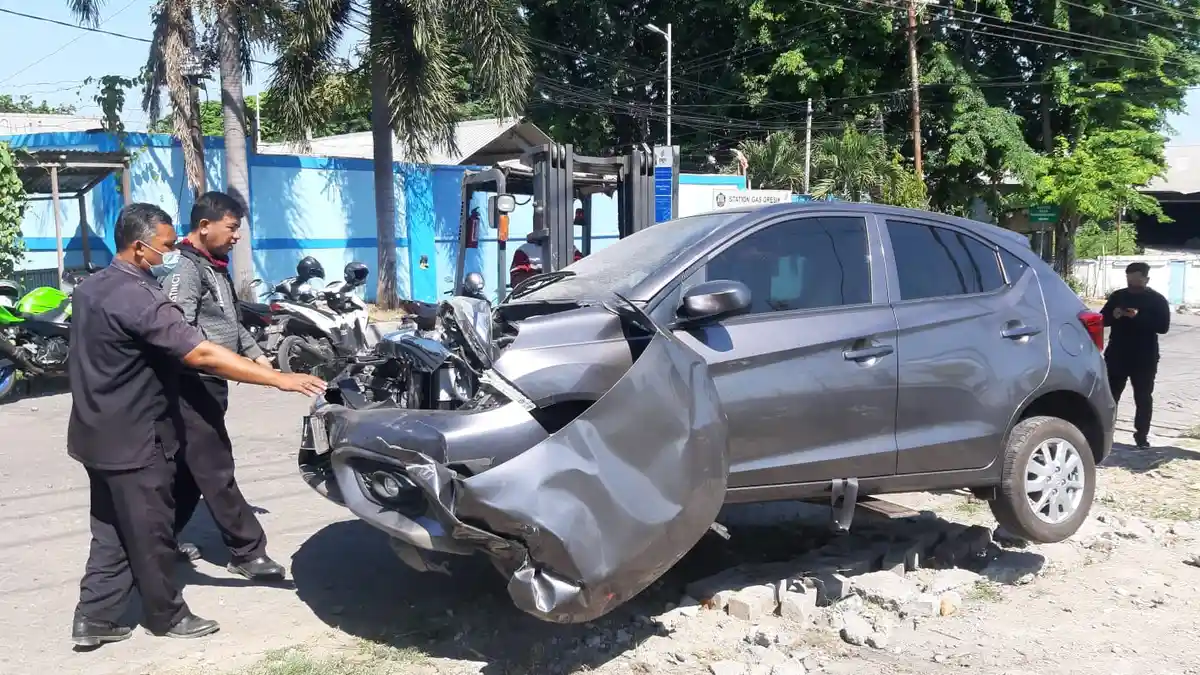 Pengemudi Mobil asal Surabaya Selamat Setelah Ditabrak Kereta Api di Kebomas, Gresik