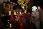 Warga Berkerumun di Depan Rumah Anas
