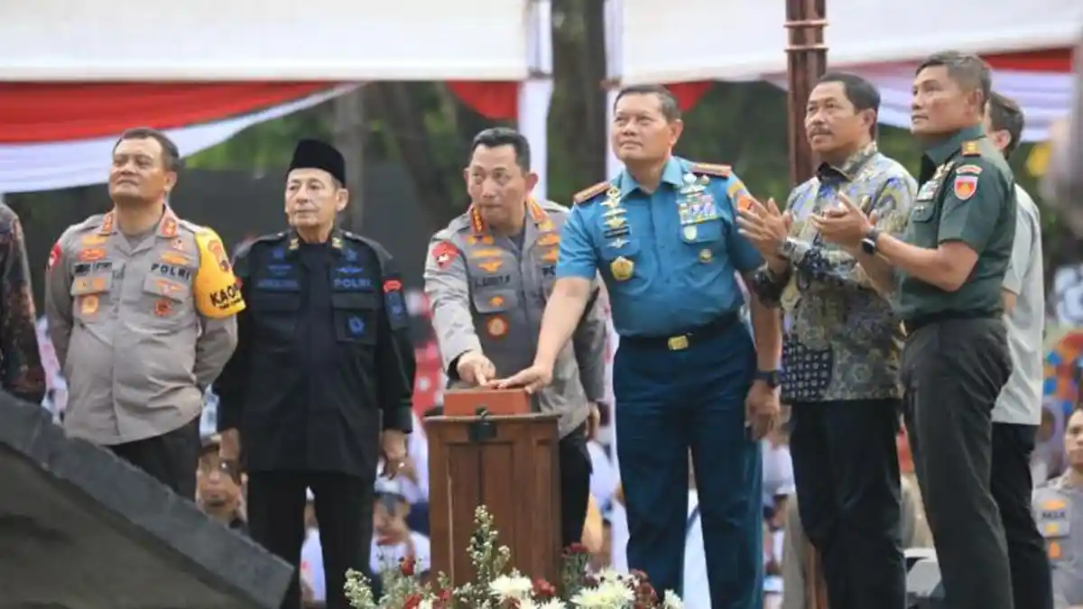 Teladani Jenderal Hoegeng, Pj Gubernur Jateng Hadiri Peresmian Monumennya