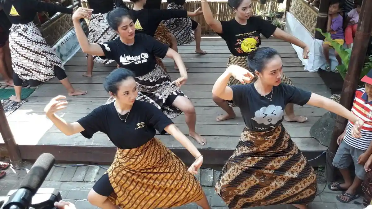 Hari Tari Sedunia, Kampung Budaya Polowijen Persembahkan Ragam Tari Topeng Malang