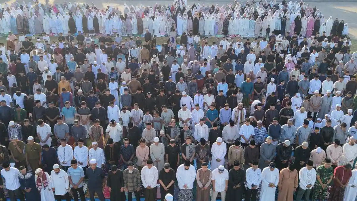 TNI dan Masyarakat Shalat Id di Lapangan Jenderal Sudirman Korem Lhokseumawe