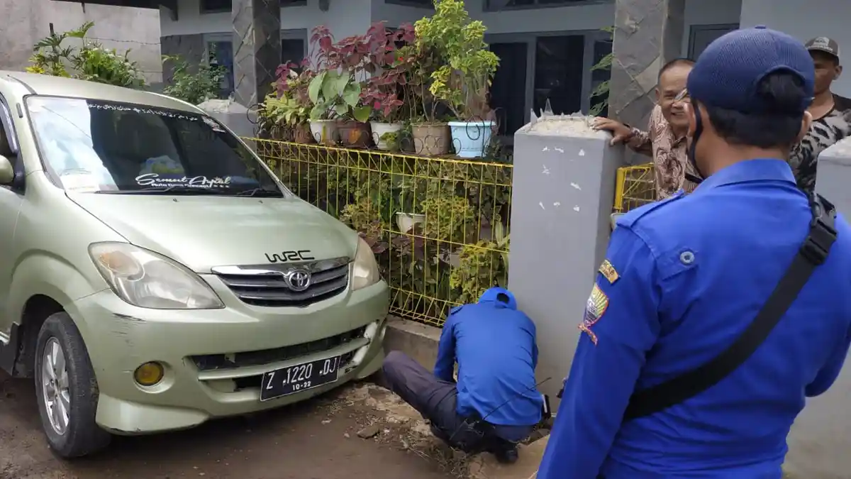 Tak Hanya Padamkan Api, Damkar Sumedang Bantu Evakuasi Mobil Terperosok dengan Alat Seadanya