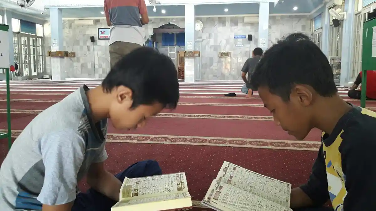 Masjid At Tanwir Sultan Adam Isi Malam Ramadhan dengan Tadarus dan Itikaf Segala Usia