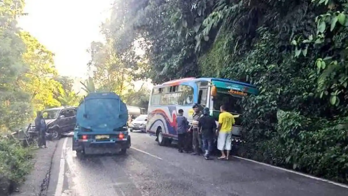 Bus dan Mobil Pribadi Tabrak Pembatas Jalan Dekat PDAM, Arus Lalu Lintas Macet