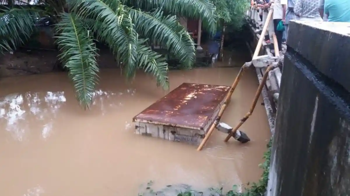 Truk Milik Indomaret Masuk Sungai, Begini Penampakannya dan Nasib Pengemudinya