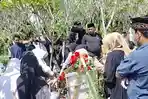 Suasana-duka-mendalam-menyelimuti-prosesi-pemakaman-dr-Myta-Aprilia-Azmy.jpg