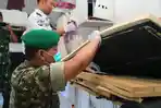 Aparat-gabungan-dan-petugas-lapas-menggeledah-sel-tahanan-Lapas-Banyuwangi.jpg