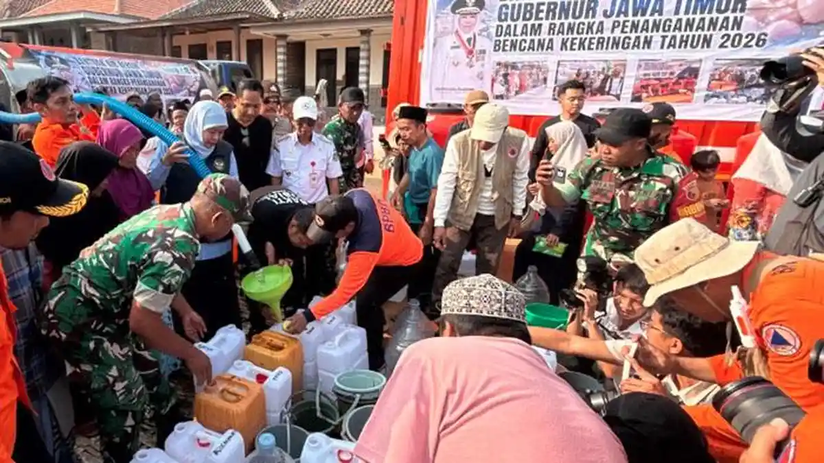 Antre Membawa Jeriken, Warga Larangan Barma Sumenep Sambut Bantuan Air Bersih dari Khofifah