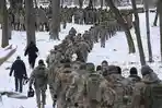 Tentara Rusia Beri Hadiah Kecil untuk Anak-anak di Ukraina