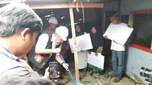 Nurmalinda-seorang-janda-sekaligus-pengemudi-ojek-onlineakhirnya-mendapatkan-bantuan-renovasi-rumah.jpg