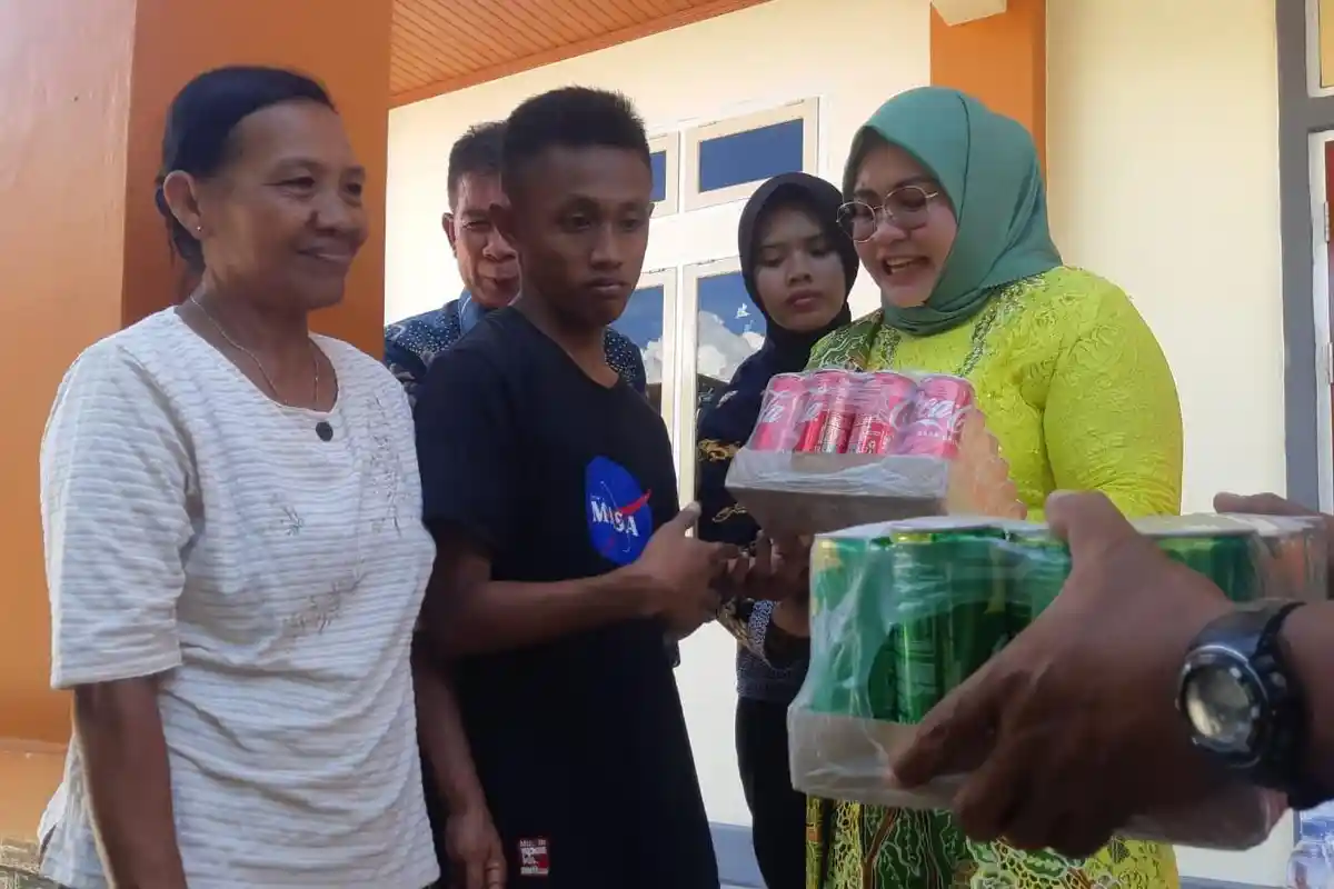 Jelang Nataru, Istri Bupati Halmahera Selatan Bagi-bagi Bingkisan ke Warga Kurang Mampu