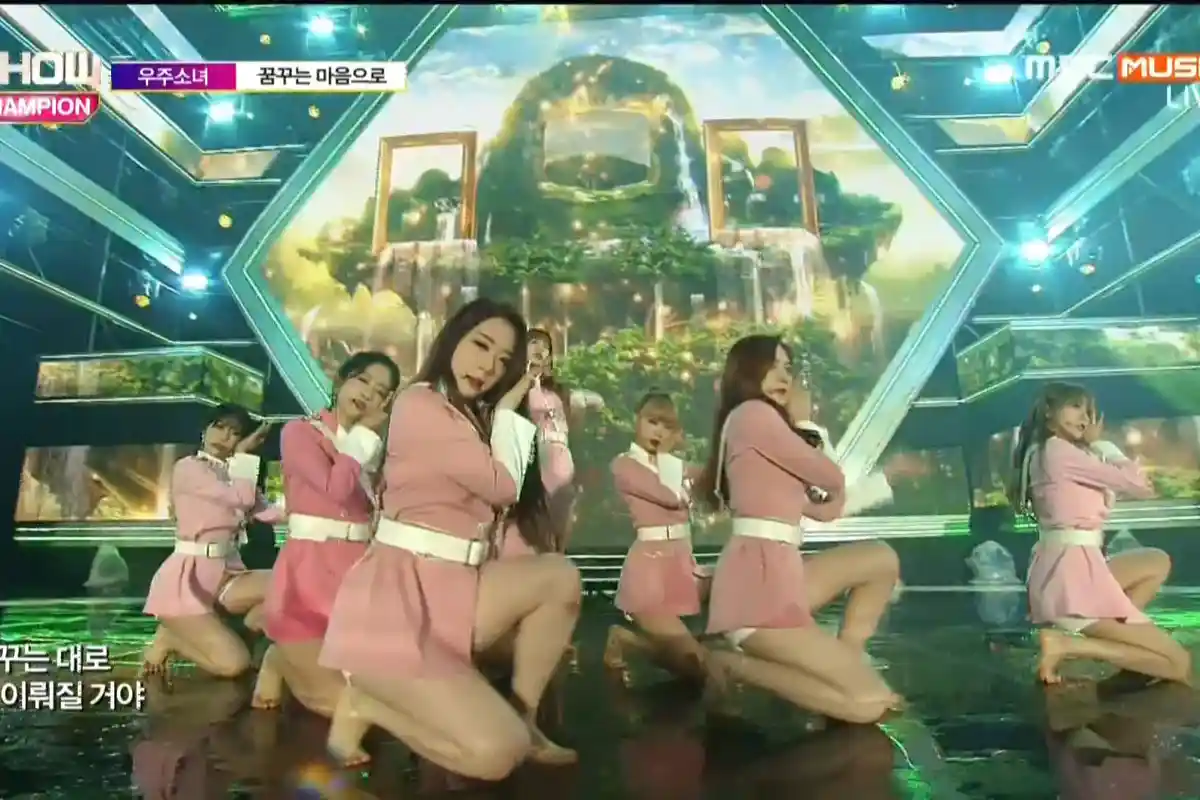 Terpeleset Saat Pertunjukan hingga 'Nyeker,' Aksi COSMIC GIRLS Banjir Pujian Netizen, 'Mengesankan'