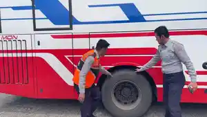 Petugas-Terminal-Mamboro-Tunda-Keberangkatan-Satu-Unit-Bus-yang-Tak-Layak-Jalan.jpg