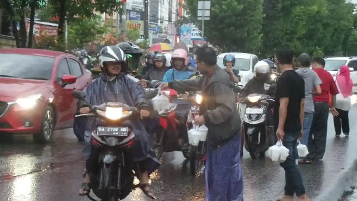 Komunitas Bukalapak Banjarmasin Bagi Kolak di Kayutangi