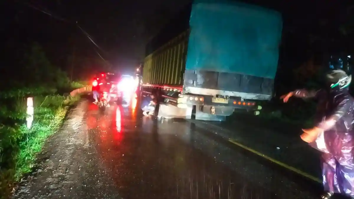 BREAKING NEWS Macet Panjang hingga 1 Km dari Arah Padang-Padangpanjang, Truk Patah As Roda