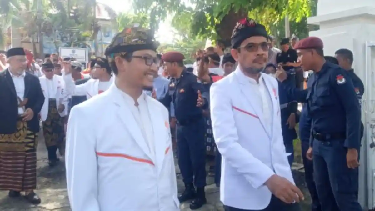 Kader PKS Datang ke KPU NTB Pakai Baju Adat, Jadi Parpol Pertama yang Mendaftar
