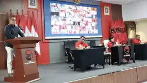 Hikmahanto-Juwana-dalam-diskusi-71-Tahun-Peringatan-KAA.jpg
