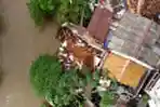 Rumah di Bantaran Kali Ciliwung Ambruk