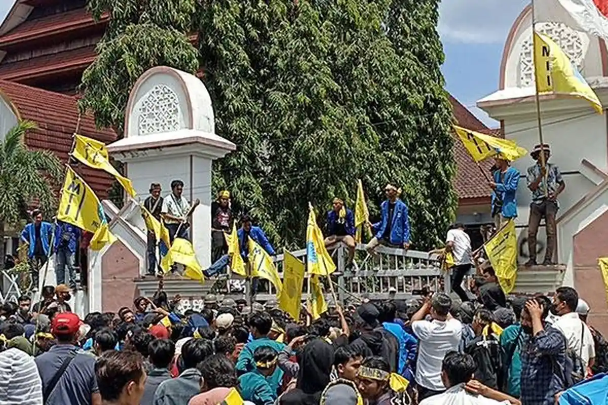 Mahasiswa di Mataram Turun ke Jalan Tolak Kenaikan Harga BBM, Nyaris Ricuh Dipicu Aksi saling Dorong