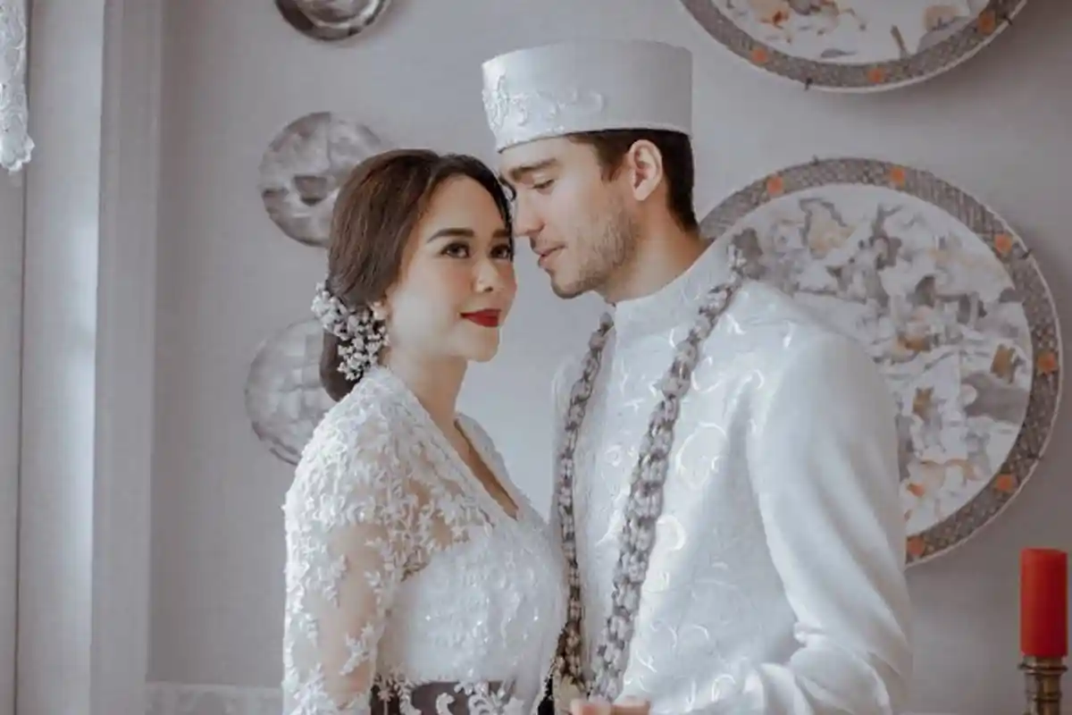 Aura Kasih Ungkap Fakta Baru Sang Suami, Eryck Amaral, Usia Jauh Lebih Muda dan Duda Satu Anak